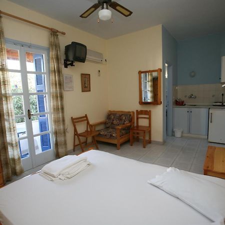 Idroussa Apartment Batsi  Room photo