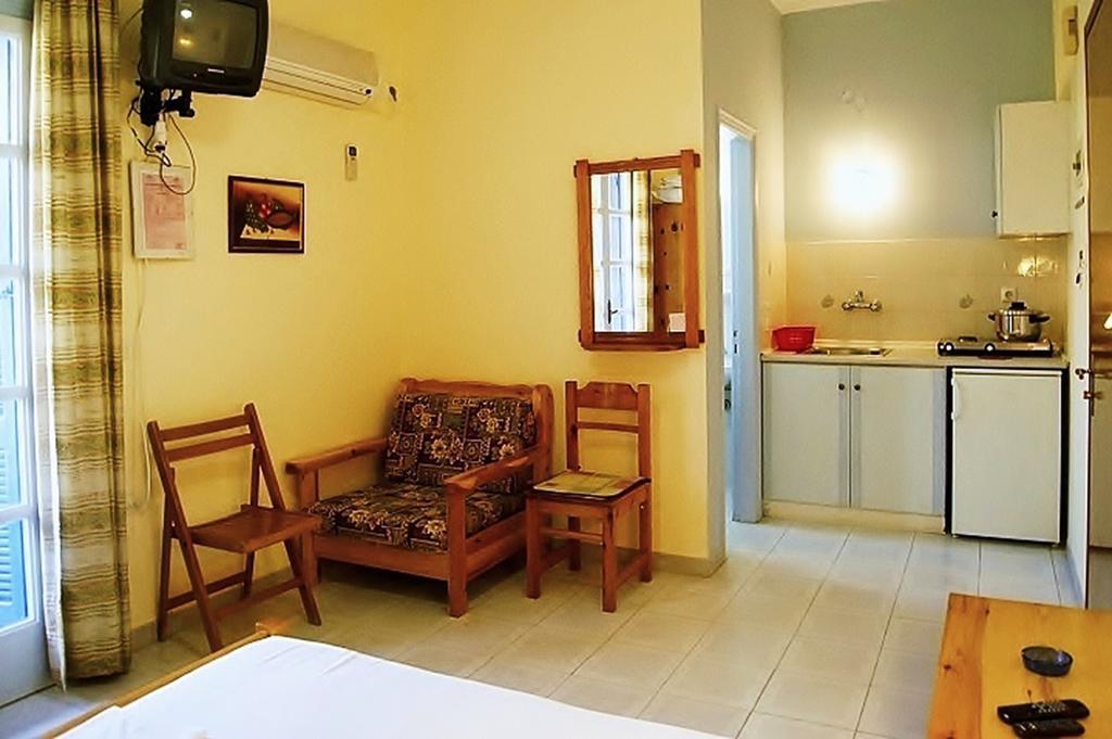 Idroussa Apartment Batsi  Room photo