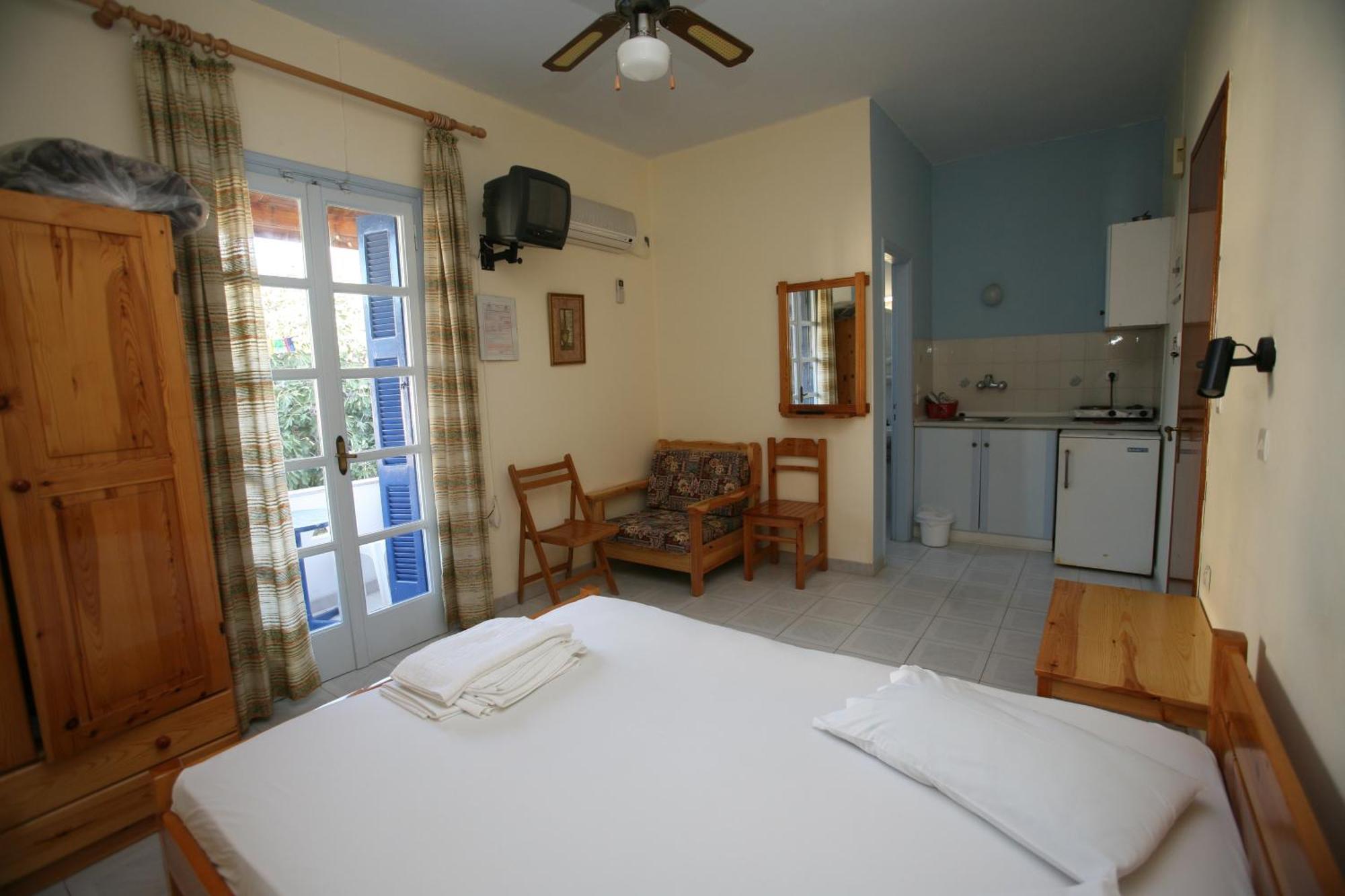 Idroussa Apartment Batsi  Room photo